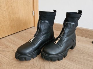 Botines negros con cremallera