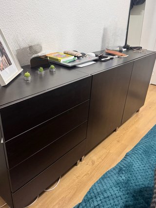 Cómoda negra de madera