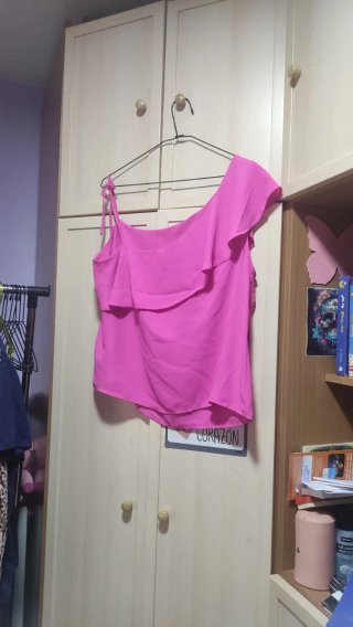 Camiseta rosa asimétrica