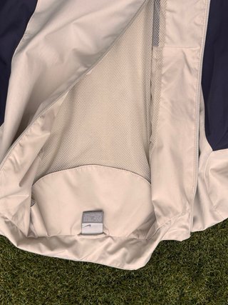 Chándal Nike impermeable beige y morado