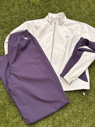 Chándal Nike impermeable beige y morado