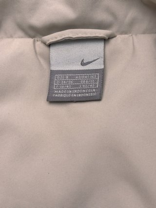 Chándal Nike impermeable beige y morado