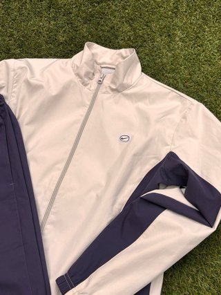 Chándal Nike impermeable beige y morado