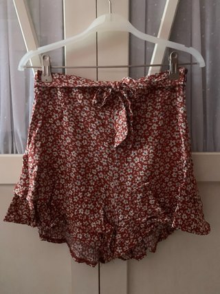 Shorts florales con cinturón