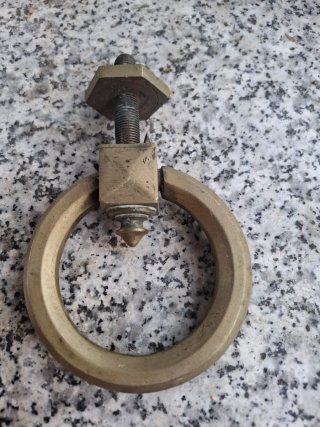 Llamador de puerta de bronce