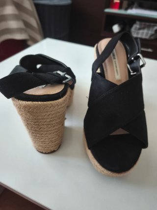 Sandalias Pull&Bear esparto tacón negras. Talla 38