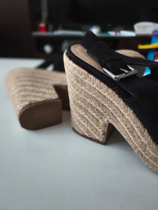 Sandalias Pull&Bear esparto tacón negras. Talla 38