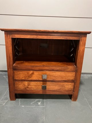 Mesa o nesita de apoyo. Madera de teca.
