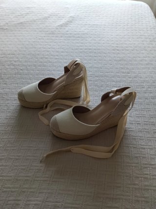 Alpargatas cuña beige atadas