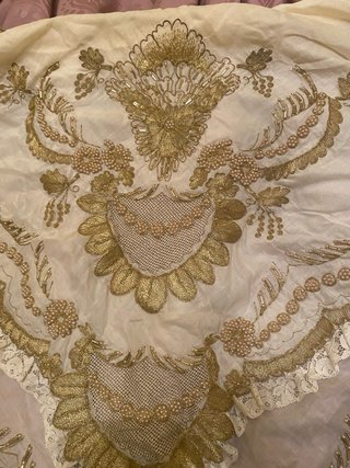 Manteleta y Delantal Fallera Beige y Dorado