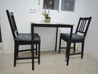 2 sillas maderas negras