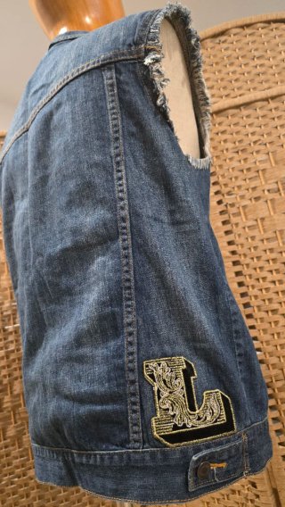 Chaleco vaquero desgastado
