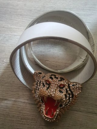Cinturón de cuero blanco con hebilla de tigre