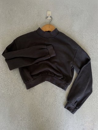 Sudadera básica negra cuello alto