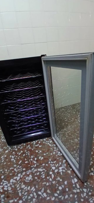 Nevera de vinos poco uso..