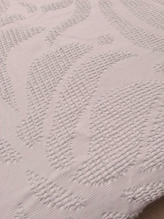 Colcha blanca con diseño