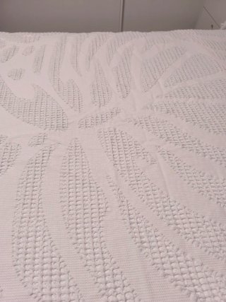 Colcha blanca con diseño