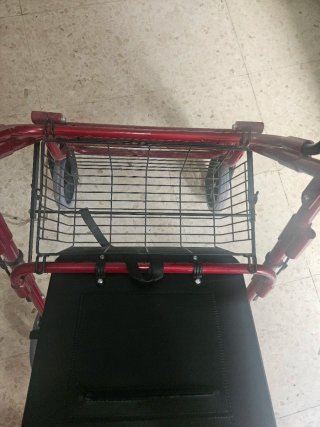 Andador con asiento, cesta y frenos
