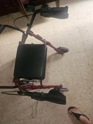Andador con asiento, cesta y frenos