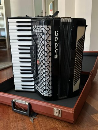 Acordeón Ruso Antiguo con Caja