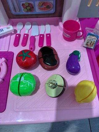 Cocinita de juguete rosa con accesorios