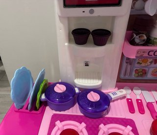 Cocinita de juguete rosa con accesorios