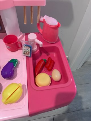 Cocinita de juguete rosa con accesorios