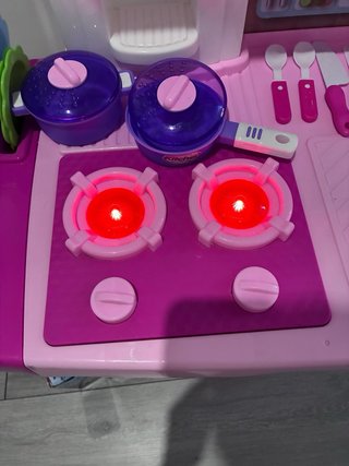 Cocinita de juguete rosa con accesorios