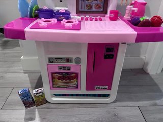 Cocinita de juguete rosa con accesorios