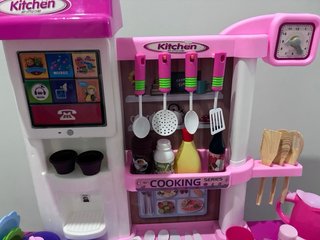 Cocinita de juguete rosa con accesorios