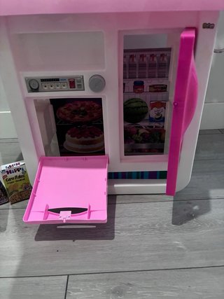 Cocinita de juguete rosa con accesorios