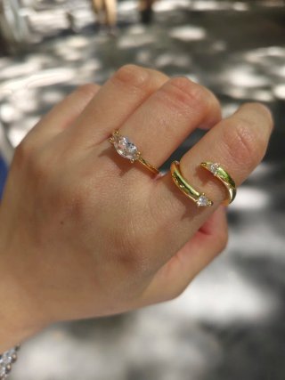 Elegante anello in acciaio al titanio con zirconi