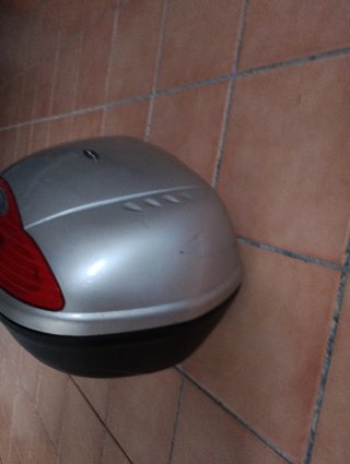 Cofre Moto Givi Simply Plata y Rojo