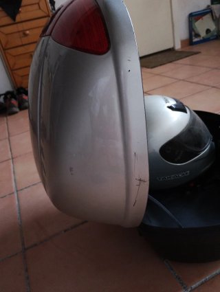 Cofre Moto Givi Simply Plata y Rojo