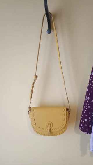 Bolso de hombro amarillo con costuras