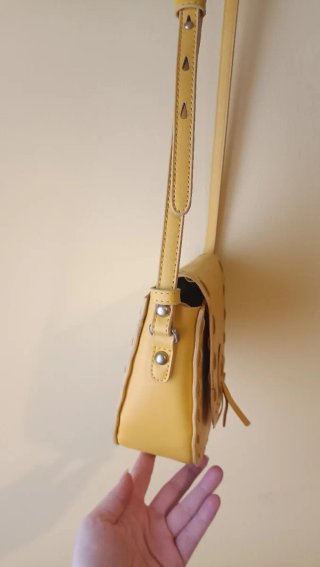 Bolso de hombro amarillo con costuras