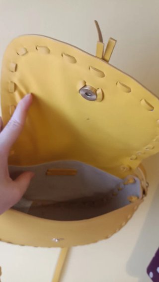 Bolso de hombro amarillo con costuras