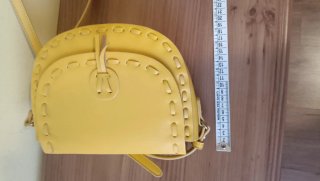 Bolso de hombro amarillo con costuras