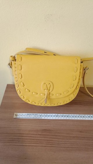 Bolso de hombro amarillo con costuras