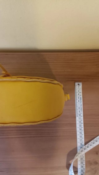 Bolso de hombro amarillo con costuras