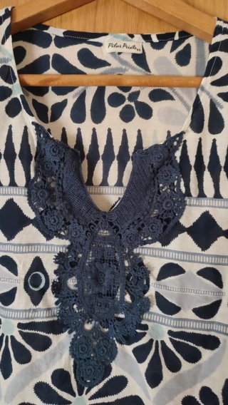 Camisa estampada azul y blanca