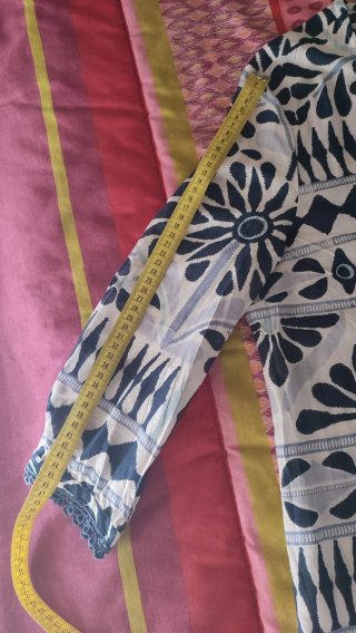 Camisa estampada azul y blanca