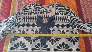 Camisa estampada azul y blanca
