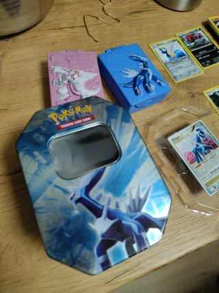 Lote 275 Cartas Pokémon, Caja metálica y cajas DyP