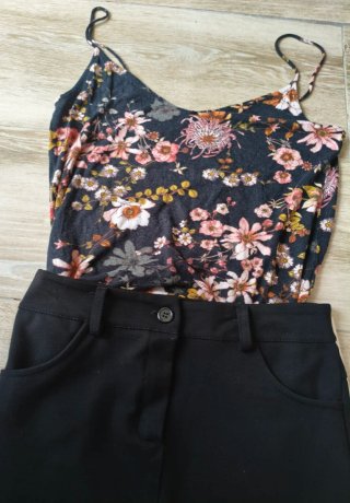 Conjunto H&M Top Flores y Falda Tubo Negra