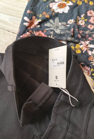 Conjunto H&M Top Flores y Falda Tubo Negra