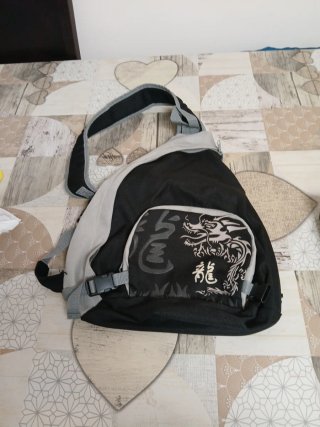 Mochila bandolera negra y gris