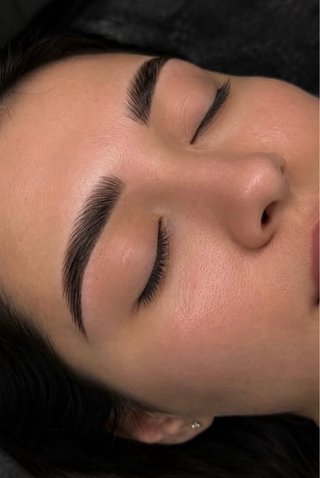 Diseño y pigmento de cejas