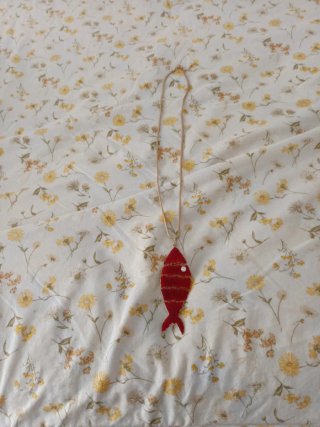 Collar pez rojo con cadena dorada