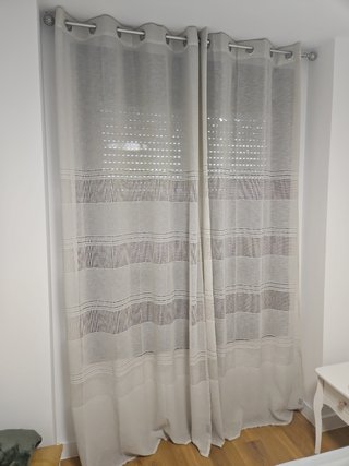 Dos cortinas tipo visillos beige
